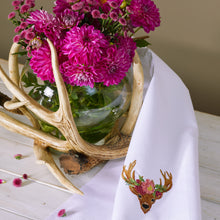 Lade das Bild in den Galerie-Viewer, Geschirrtuch Hirsch mit Blumen, weiß