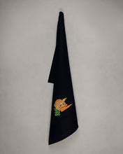 Lade das Bild in den Galerie-Viewer, Geschirrtuch Hase mit Karotte, schwarz