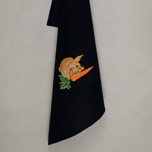 Lade das Bild in den Galerie-Viewer, Geschirrtuch Hase mit Karotte, schwarz