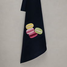 Lade das Bild in den Galerie-Viewer, Geschirrtuch Macarons, schwarz