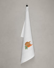 Lade das Bild in den Galerie-Viewer, Geschirrtuch Hase mit Karotte, weiß