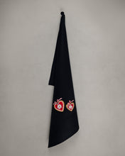 Load image into Gallery viewer, Geschirrtuch 2 Herzen mit Edelweiß, schwarz