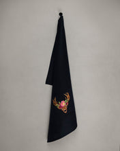 Lade das Bild in den Galerie-Viewer, Geschirrtuch Hirsch mit Blumen, schwarz