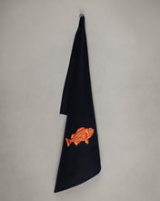 Lade das Bild in den Galerie-Viewer, Geschirrtuch Rotbarsch, schwarz