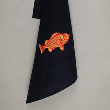 Lade das Bild in den Galerie-Viewer, Geschirrtuch Rotbarsch, schwarz