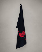 Load image into Gallery viewer, Geschirrtuch Flying Heart, schwarz
