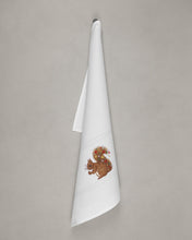 Lade das Bild in den Galerie-Viewer, Geschirrtuch Weihnachtseichhörnchen, weiß
