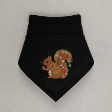 Lade das Bild in den Galerie-Viewer, Serviette Weihnachtseichhörnchen, schwarz
